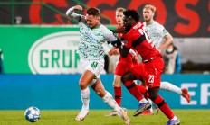 爱游戏网址-沙尔克04客场挑战排名靠前的球队