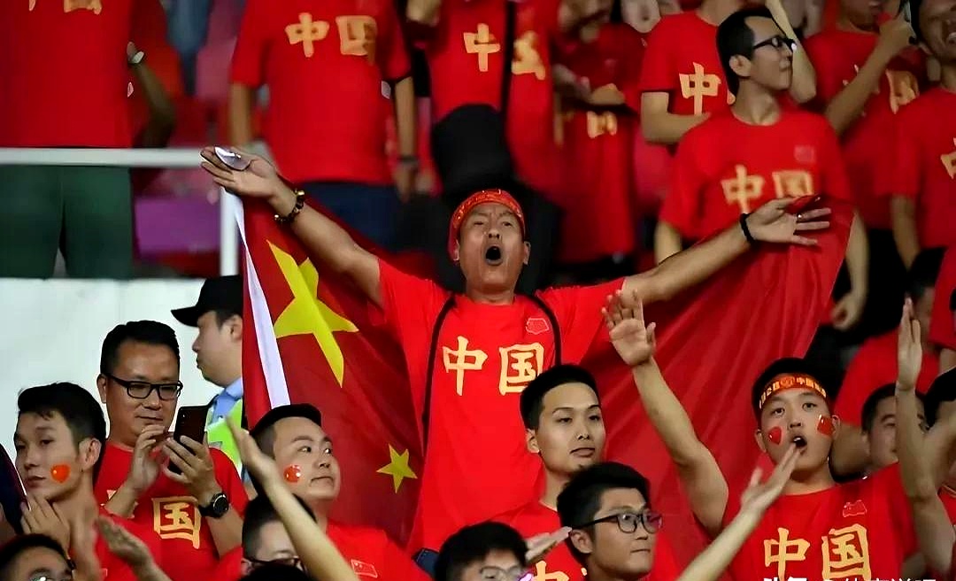 国际足坛中国队英姿飒爽，赢得掌声