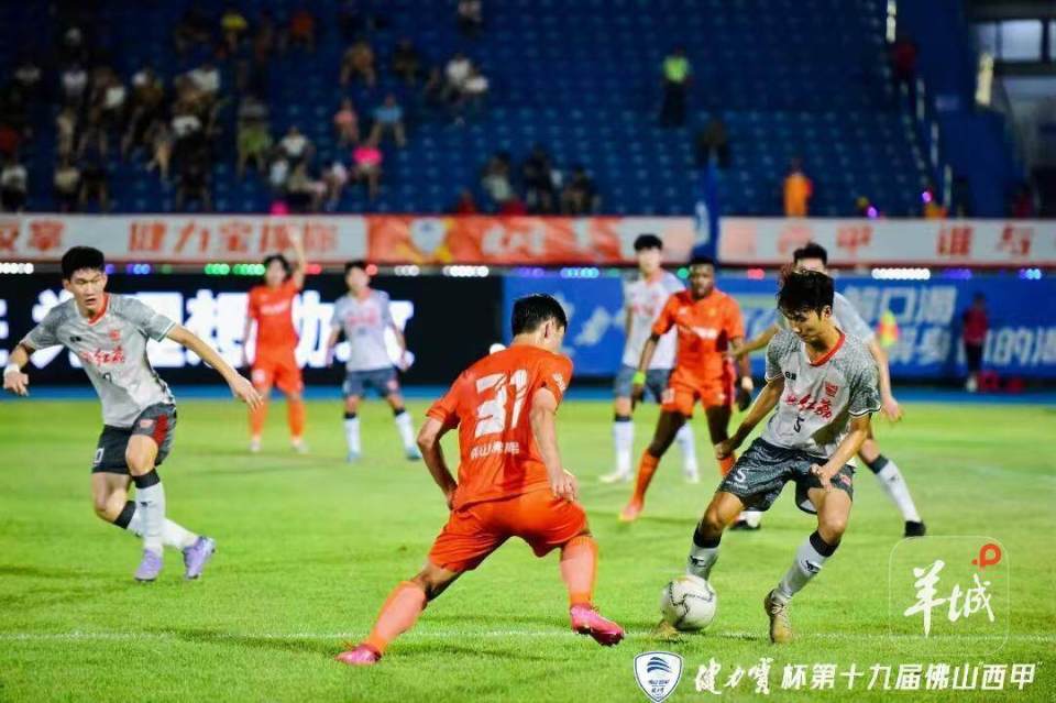 赛事引发无数球迷热血沸腾，场上比拼刺激