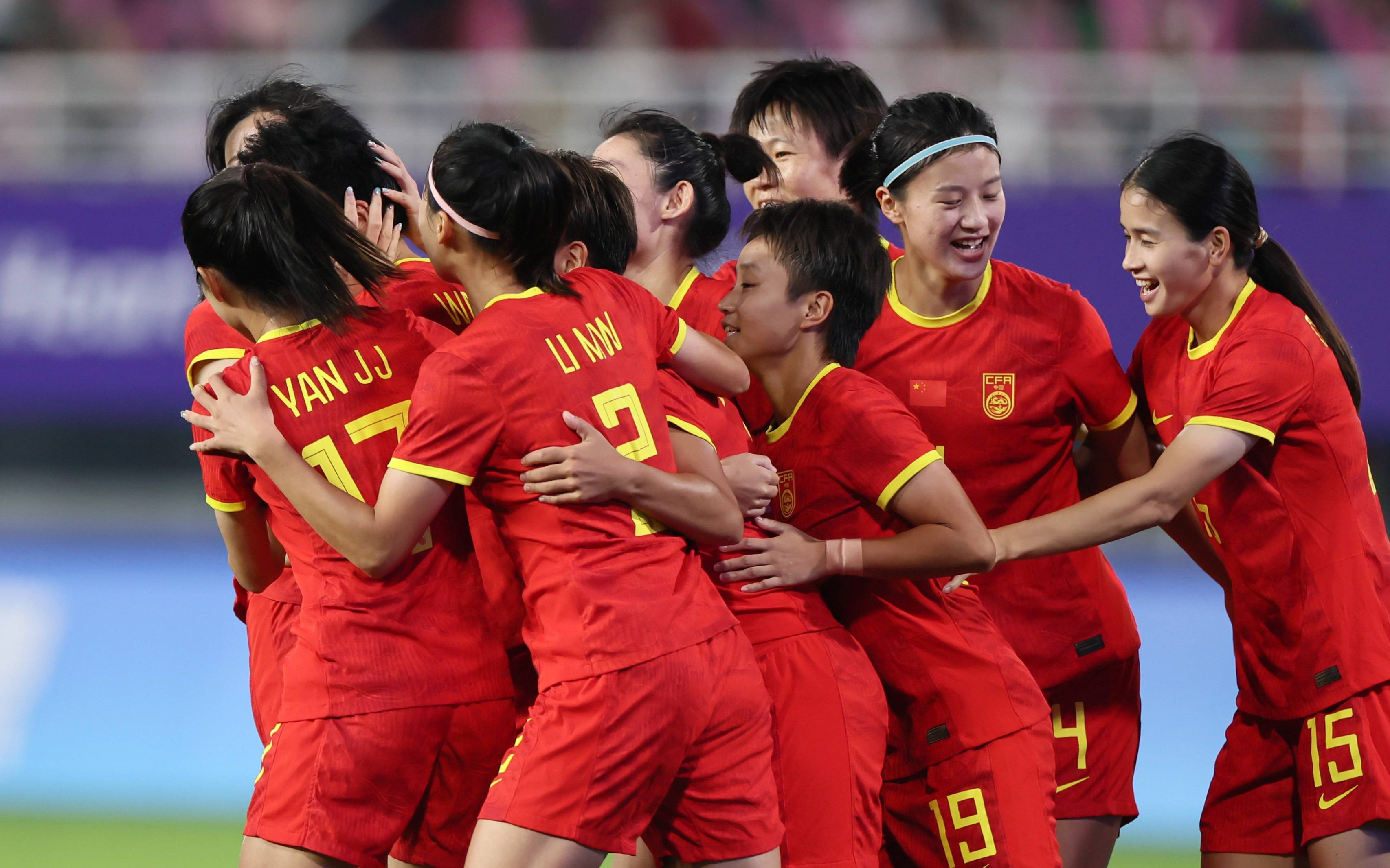 包含中国女足再度登上胜利之巅，球员们斗志昂扬的词条