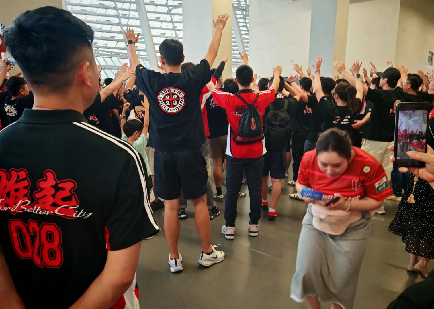 大批观众在比赛中聚集为自己加油