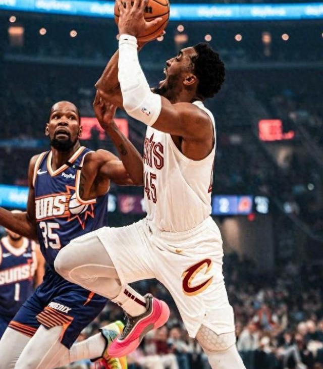 马刺横扫太阳,稳坐西部前列的简单介绍 马刺横扫太阳,稳坐西部前列的简单介绍