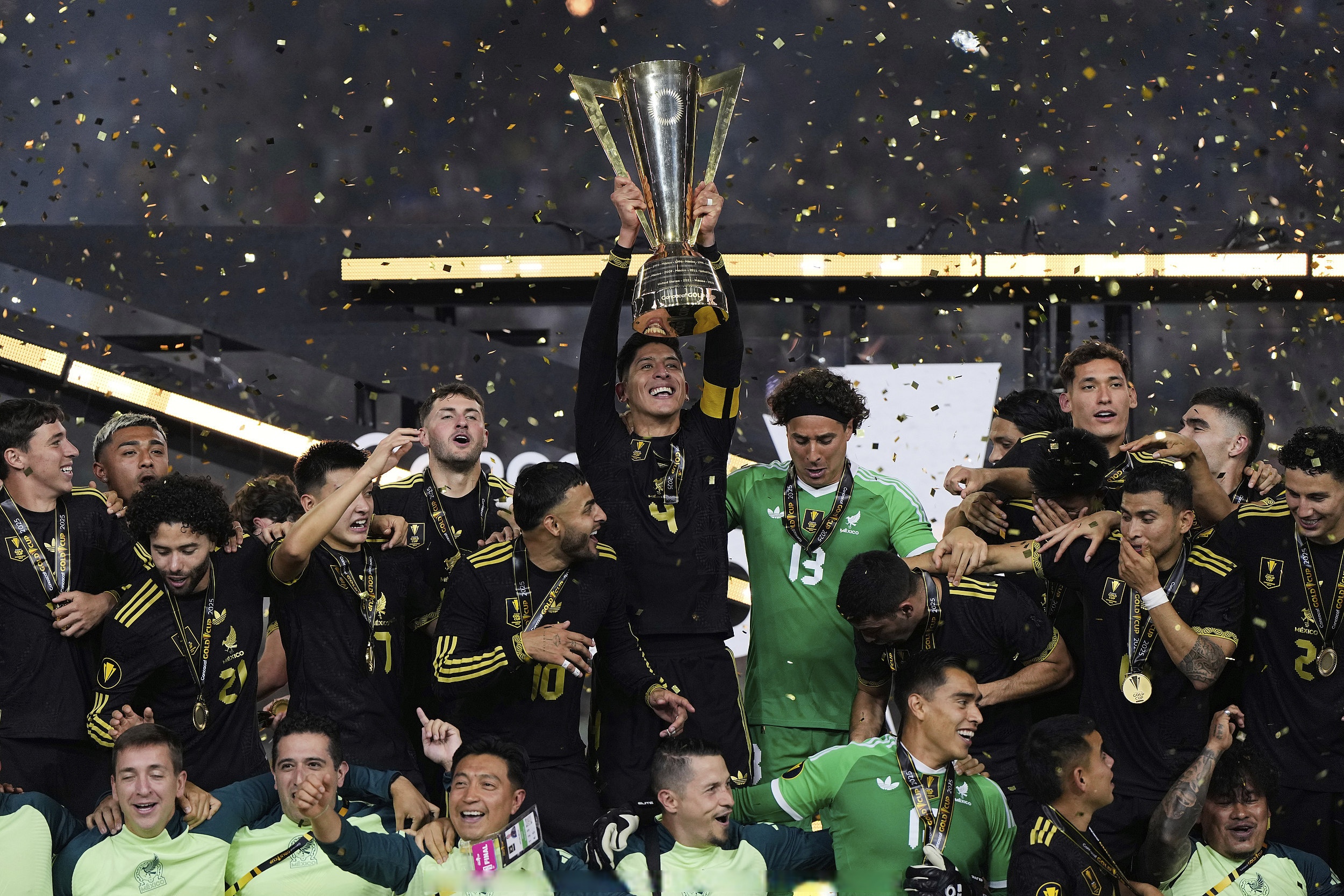 豪门球队将会师赛场，争夺最高足球荣誉的简单介绍