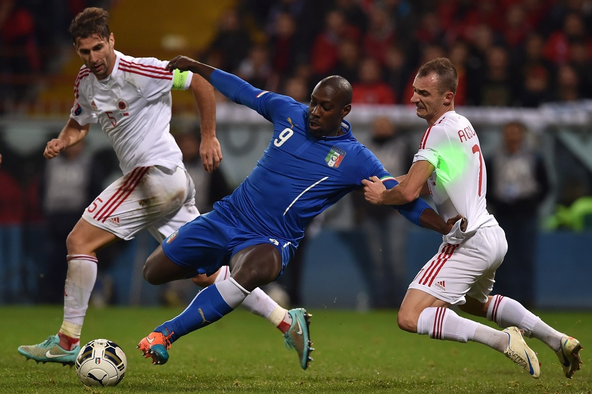 足球赛事中的惊险对决，引人入胜